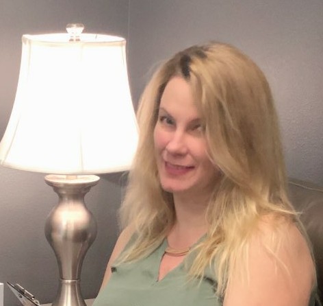 Dr. Lara Mee w light Dec 2019 1 1